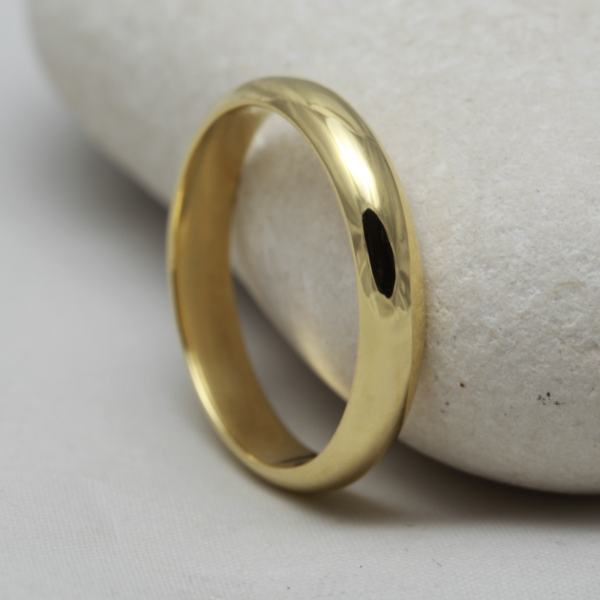 Environmentally Friendly 18ct Gold Wedding Band with a Polished Finish