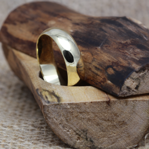 Eco 18ct Gold Wedding Ring with a Polished Finish