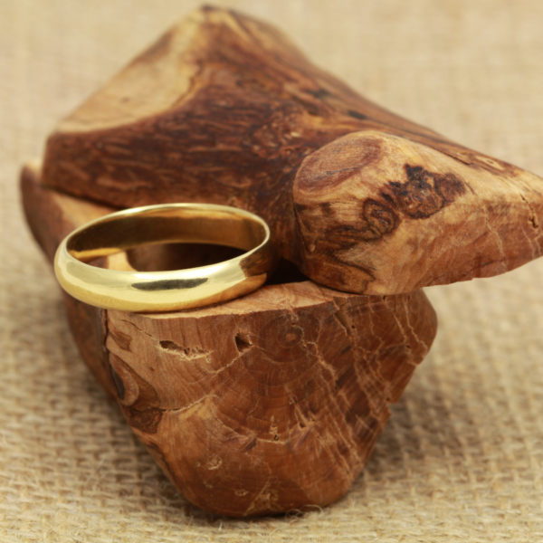 Eco 18ct Gold Ring with a Polished Finish