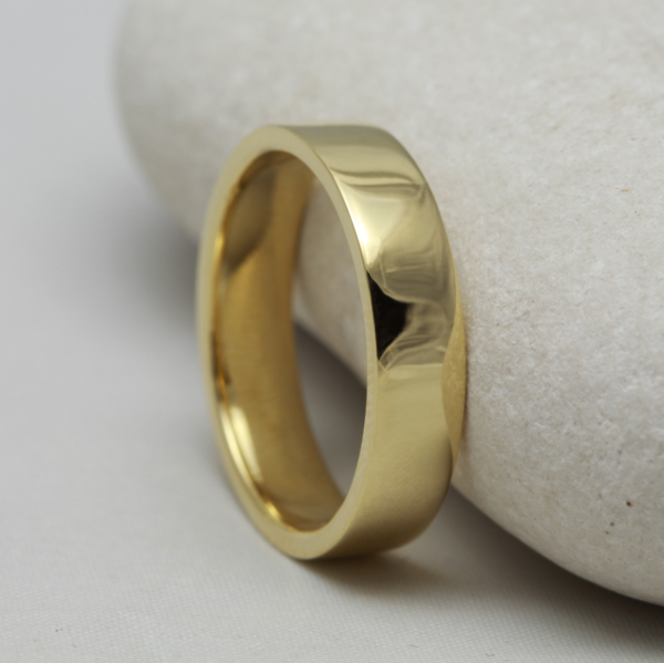 Ethical Gold Ring with a Polished Finish