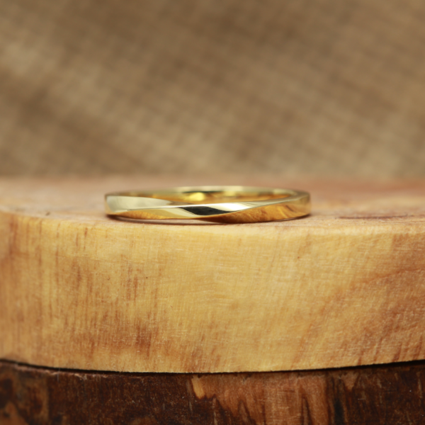Eco 18ct Gold Ring with a single twist