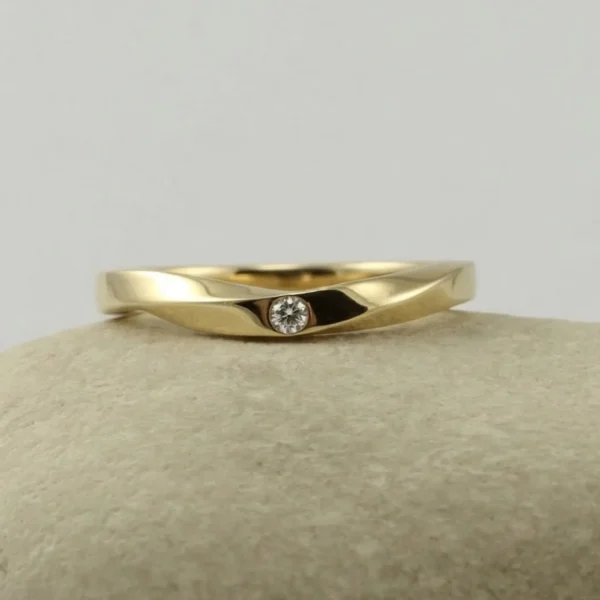 The Bohaun: Ethical 18ct Yellow Gold Bespoke Curved Ring with Diamond or Moissanite