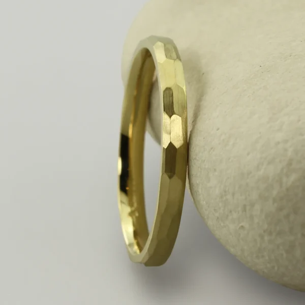 The Barr: 2.5mm 18ct Yellow Gold Wedding Ring with Hammered Finish