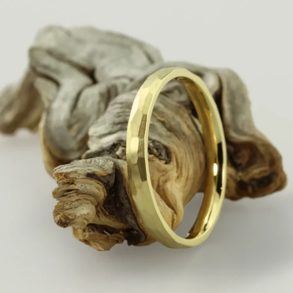 The Barr: 2.5mm 18ct Yellow Gold Wedding Ring with Hammered Finish